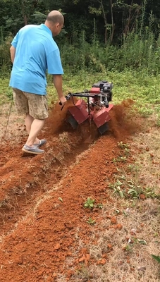 Ancho de trabajo de 70 cm Máquina de extirpación de hojas con tracción a cuatro ruedas de tipo de gasolina para huerto